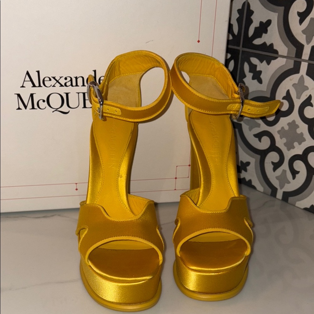 In box like new Alexander McQueen sunflower 🌻 Yellow Women's platform Sandals 39
